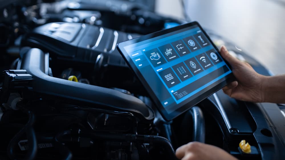 Car,Service,Manager,Or,Mechanic,Uses,A,Tablet,Computer,With